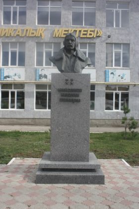 Кеңес Одағының және Ресей Федерациясының Батыры, біздің жерлесіміз Майданов Николай (Қайыргелді) Сайынұлының мүсіні